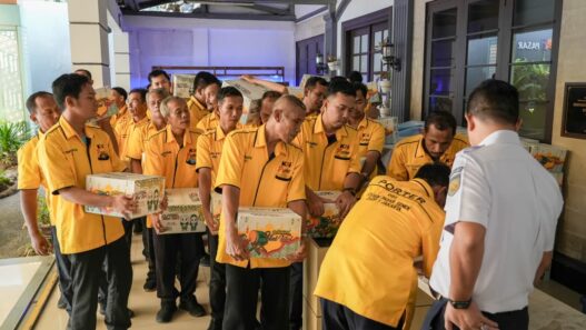 KAI Salurkan 580 Paket Sembako melalui TJSL sebagai Bentuk Kepedulian terhadap Pekerja Pendukung Layanan