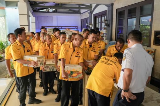 KAI Salurkan 580 Paket Sembako melalui TJSL sebagai Bentuk Kepedulian terhadap Pekerja Pendukung Layanan