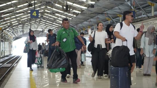 Di Balik Ramainya Angkutan Lebaran 2026, Ratusan Porter Hadir Berikan Kenyamanan di wilayah Daop 2 Bandung