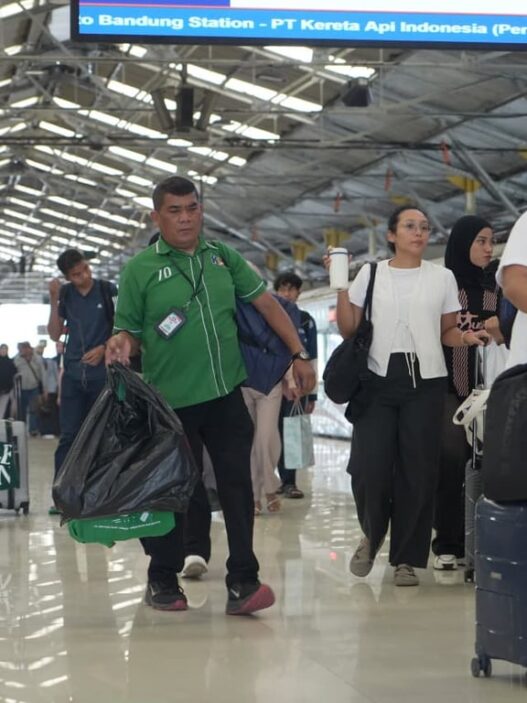 Di Balik Ramainya Angkutan Lebaran 2026, Ratusan Porter Hadir Berikan Kenyamanan di wilayah Daop 2 Bandung