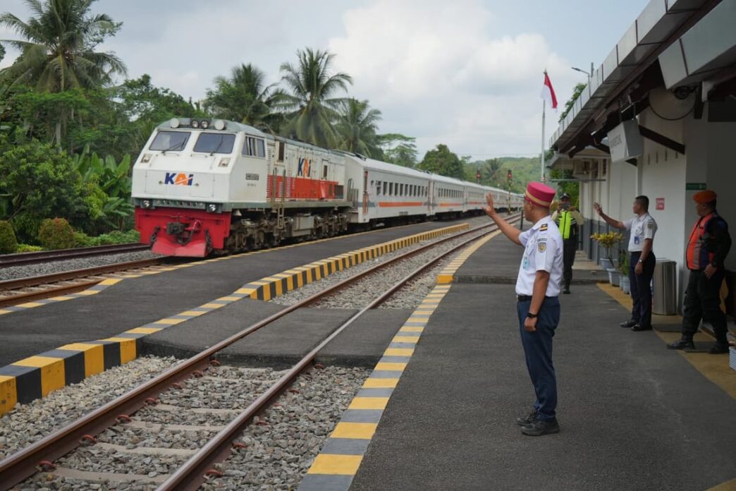 KAI Daop 2 Bandung Catat Kinerja Ketepatan Waktu KA Berangkat Pada Angkutan Lebaran 2026 Mencapai 99,80% Meningkat dari Angkutan Lebaran 2025, berikut 10 KA Favorit Pelanggan