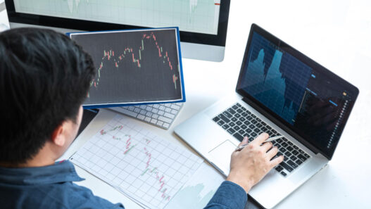 Pentingnya Regulasi dalam Melindungi Investor di Industri Keuangan