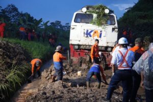 Seluruh Penumpang dan Crew KA Ciremai Dipastikan Selamat Pasca Longsoran di Petak Maswati – Sasaksaat, KAI Daop 2 Bandung Sampaikan Permohonan Maaf ke Seluruh Pelanggan Terdampak