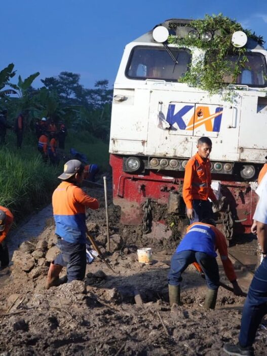 Seluruh Penumpang dan Crew KA Ciremai Dipastikan Selamat Pasca Longsoran di Petak Maswati – Sasaksaat, KAI Daop 2 Bandung Sampaikan Permohonan Maaf ke Seluruh Pelanggan Terdampak