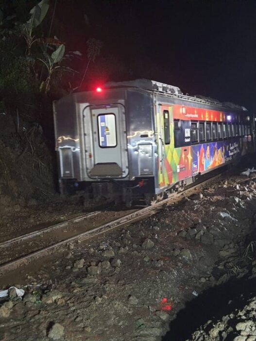 Evakuasi Selesai, Jalur Maswati – Sasaksaat Kembali Dapat Dilalui: KA Pertama Melintas Pukul 03.20 WIB
