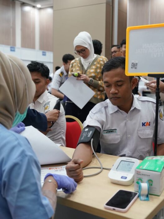 Jaga Keselamatan Perjalanan, Seluruh Pekerja LRT Jabodebek Jalani Medical Check-Up