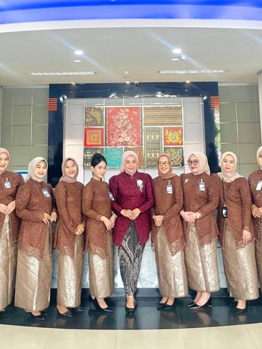 Peringati Hari Kartini, Pekerja BRI Branch Office Kalimalang Tampil Anggun dengan Busana Nasional