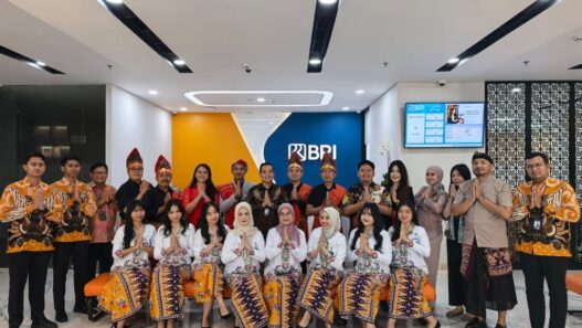 Peringati Hari Kartini, Pekerja BRI Branch Office Kelapa Gading Kenakan Busana Nasional Saat Layani Nasabah