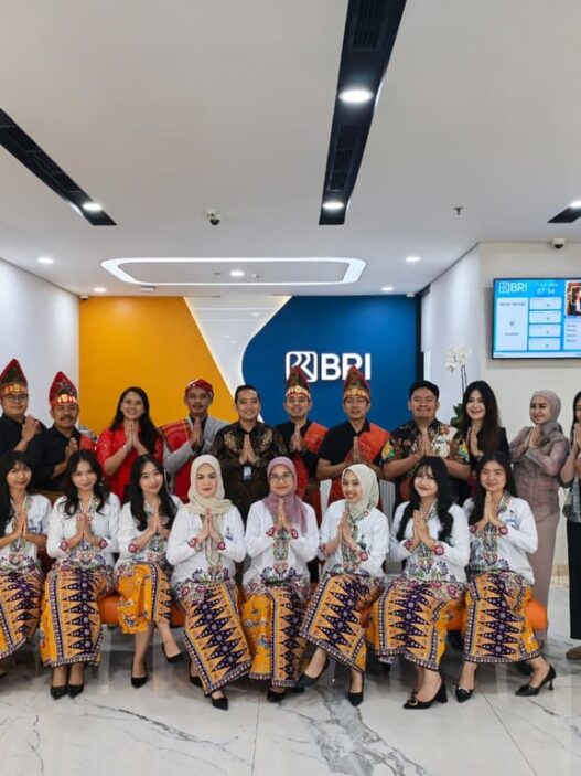 Peringati Hari Kartini, Pekerja BRI Branch Office Kelapa Gading Kenakan Busana Nasional Saat Layani Nasabah
