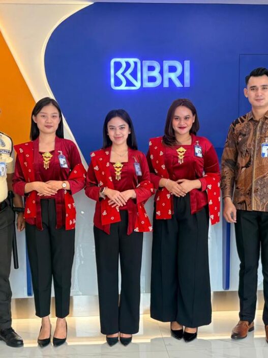Semarak Hari Kartini, Pekerja BRI Branch Office Pantai Indah Kapuk Tampil Elegan dengan Kebaya Merah
