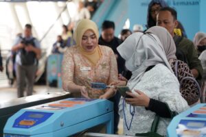 Kartini di Lintas Rel: Petugas LRT Jabodebek Berkebaya, Ajak Masyarakat Rayakan Emansipasi di Transportasi Publik