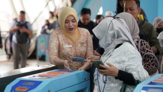 Kartini di Lintas Rel: Petugas LRT Jabodebek Berkebaya, Ajak Masyarakat Rayakan Emansipasi di Transportasi Publik