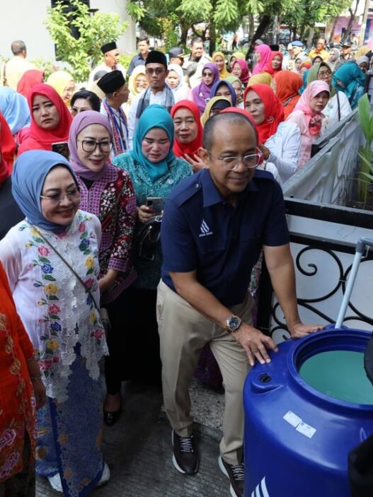 Sambut Hari Kartini, PAM JAYA dan TP PKK Bagi Toren Air Gratis kepada Para Ibu Pejuang Keluarga