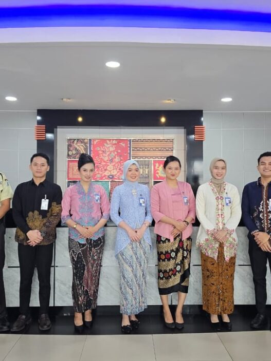 Peringati Hari Kartini, Frontliner BRI Branch Office Rawamangun Tampil Anggun Berkebaya