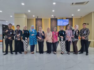 Peringati Hari Kartini, Frontliner BRI Branch Office Cut Mutiah Kenakan Pakaian Nasional