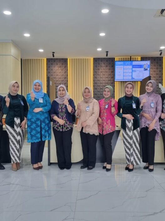 Peringati Hari Kartini, Frontliner BRI Branch Office Cut Mutiah Kenakan Pakaian Nasional