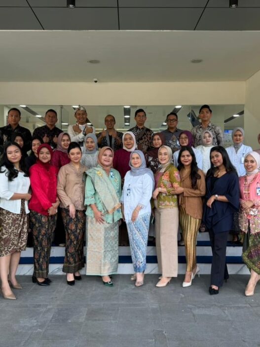 Semarak Hari Kartini, Pekerja BRI Branch Office Gunung Sahari Kenakan Pakaian Nasional Beraneka Warna