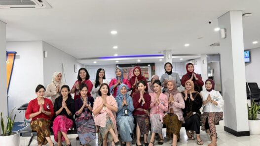 Antusias Peringati Hari Kartini, Pekerja BRI Branch Office Kemayoran Kenakan Busana Nasional