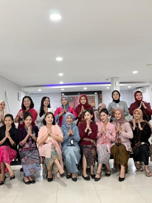 Antusias Peringati Hari Kartini, Pekerja BRI Branch Office Kemayoran Kenakan Busana Nasional