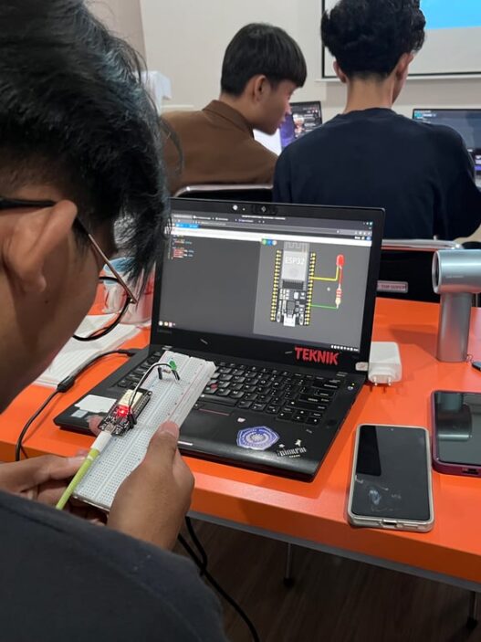 Telkom AI Center Makassar dan GDGoC UNM Latih 20 Talenta Muda di Bidang Robotics dan IoT