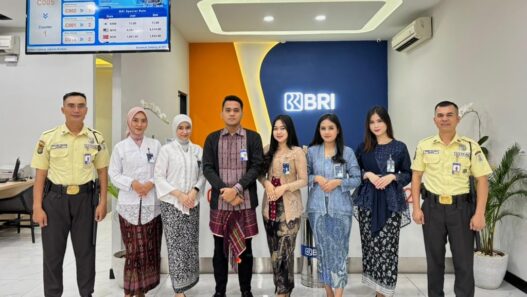 Peringati Hari Kartini, Frontliner BRI Branch Office Krekot Layani Nasabah dengan Mengenakan Pakaian Nasional