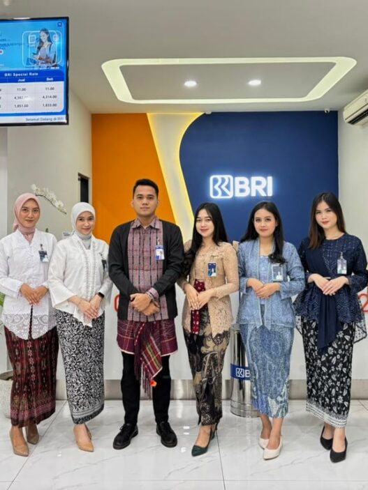 Peringati Hari Kartini, Frontliner BRI Branch Office Krekot Layani Nasabah dengan Mengenakan Pakaian Nasional