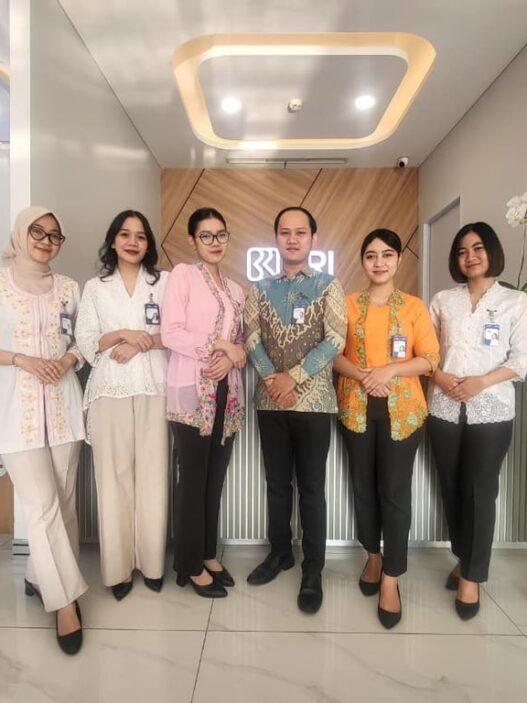 Peringati Hari Kartini, Frontliner BRI Branch Office Otista Kompak Berseragam Pakaian Nasional