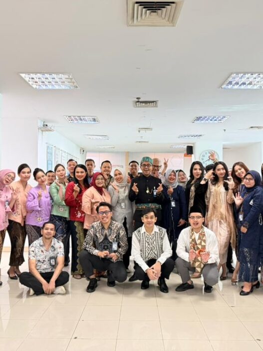 Peringati Hari Kartini, Pekerja Pria dan Wanita BRI Branch Office Segitiga Senen Kompak Kenakan Pakaian Nasional