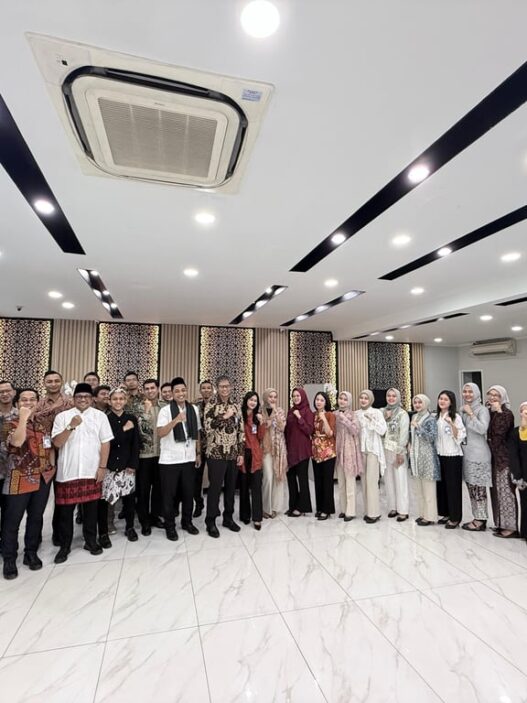 Peringati Hari Kartini, Pekerja BRI Branch Office Tanjung Priok Angkat Wastra Nusantara Lewat Pakaian Nasional