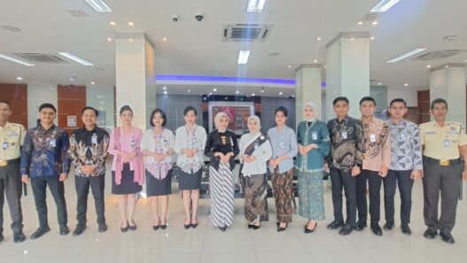 Peringati Hari Kartini, Pekerja BRI Branch Office Veteran Kenakan Pakaian Nasional Saat Layani Nasabah