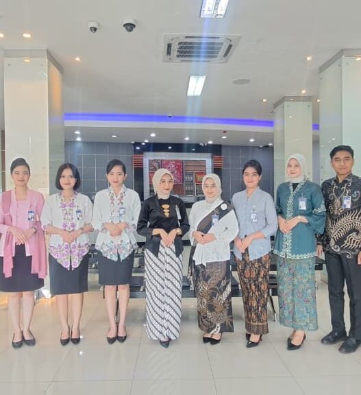 Peringati Hari Kartini, Pekerja BRI Branch Office Veteran Kenakan Pakaian Nasional Saat Layani Nasabah