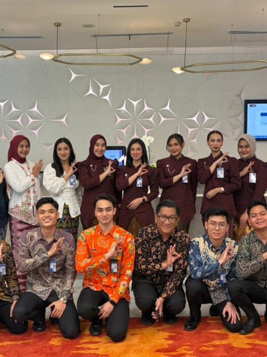 Peringati Hari Kartini, Frontliner BRI Kantor Cabang Khusus Tampil Beda dengan Pakaian Nasional