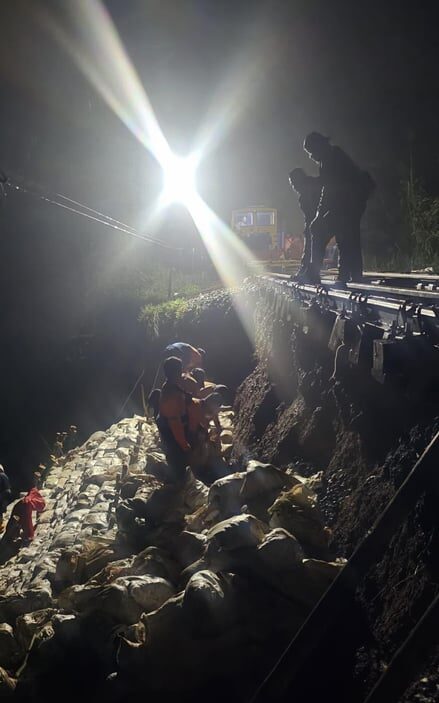 Hujan Deras Kembali Gerus Jalur KA di Petak Cibeber–Lampegan, Perjalanan KA Siliwangi Dibatalkan Demi Keselamatan