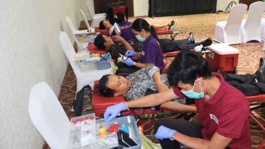 Donor Darah Bali: Rayakan HUT ke-13, Swiss-Belhotel Rainforest Kuta Targetkan 30 Kantong Darah untuk Selamatkan Nyawa
