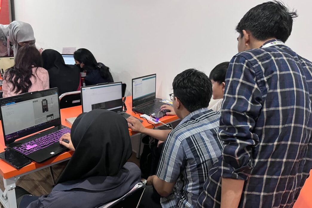 AI Center Makassar dan GDGoC UNM Kembali Gelar Study Jam Robotics dan IoT Bahas Koneksi ESP32 ke Web