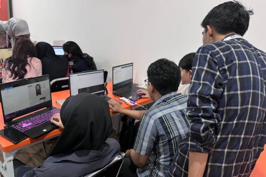 AI Center Makassar dan GDGoC UNM Kembali Gelar Study Jam Robotics dan IoT Bahas Koneksi ESP32 ke Web