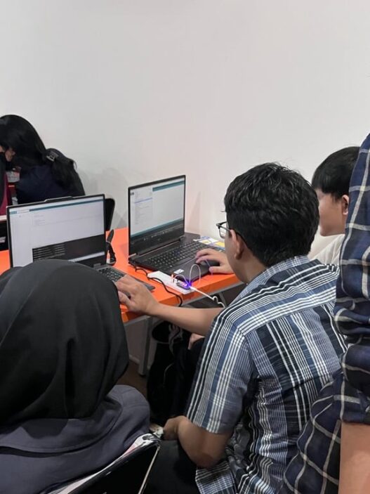 AI Center Makassar dan GDGoC UNM Kembali Gelar Study Jam Robotics dan IoT Bahas Koneksi ESP32 ke Web