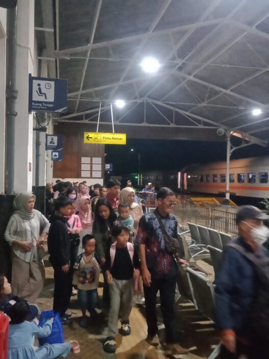 KAI Daop 2 Bandung Sampaikan Permohonan Maaf, Perjalanan KA Siliwangi Tertahan Akibat Genangan Air di Petak Jalan Cianjur–Cibeber