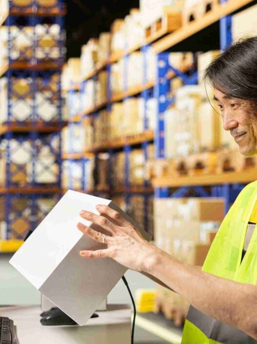 Pilih Mana? Perbandingan Kurir Terbaik Saat Kirim Paket Ke Luar Negeri