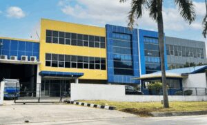 Jenis dan Kegunaan Industrial Door dan Dock Leveler dalam Industri