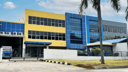 Jenis dan Kegunaan Industrial Door dan Dock Leveler dalam Industri