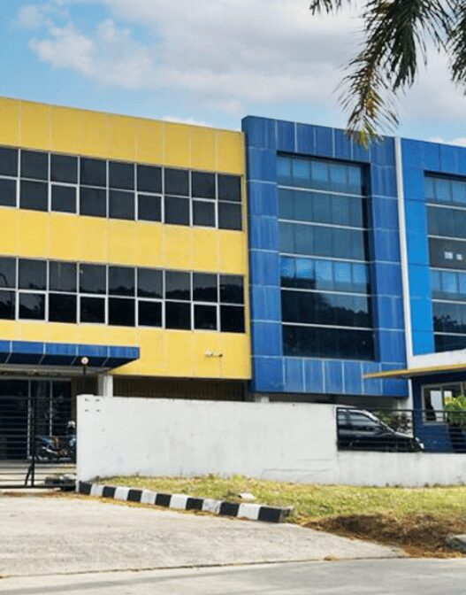 Jenis dan Kegunaan Industrial Door dan Dock Leveler dalam Industri