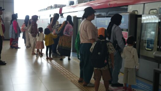 Hari Pertama Libur Panjang, Dukuh Atas dan Harjamukti Jadi Stasiun Terpadat LRT Jabodebek