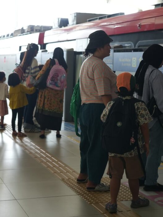 Hari Pertama Libur Panjang, Dukuh Atas dan Harjamukti Jadi Stasiun Terpadat LRT Jabodebek