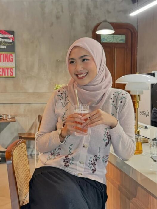 Dari Kuliah Sampai Sukses Jadi Influencer, Afina Syifa Ungkap Alasan Masih Setia Pakai Hijab Paris napocut