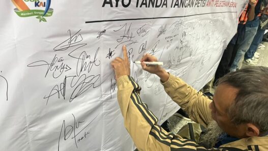 KAI Daop 1 Jakarta Gandeng Komunitas Sadululur Sepoor Gelar Kampanye Anti Pelecehan Seksual di Stasiun Manggarai
