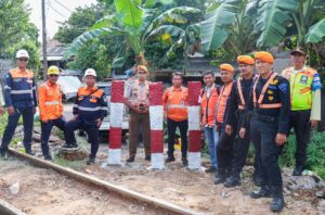 KAI Daop 1 Jakarta Bersama Pemangku Kepentingan Tutup Dua Perlintasan Liar, Perkuat Keselamatan Perjalanan Kereta Api
