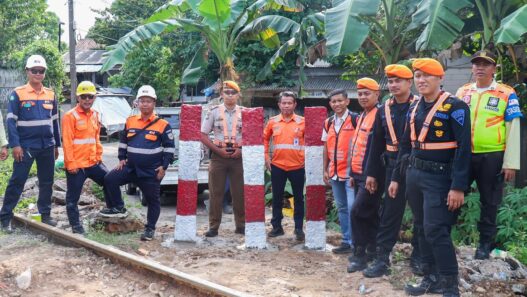 KAI Daop 1 Jakarta Bersama Pemangku Kepentingan Tutup Dua Perlintasan Liar, Perkuat Keselamatan Perjalanan Kereta Api