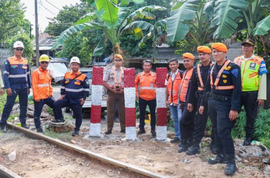 KAI Daop 1 Jakarta Bersama Pemangku Kepentingan Tutup Dua Perlintasan Liar, Perkuat Keselamatan Perjalanan Kereta Api