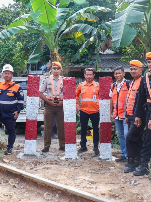 KAI Daop 1 Jakarta Bersama Pemangku Kepentingan Tutup Dua Perlintasan Liar, Perkuat Keselamatan Perjalanan Kereta Api